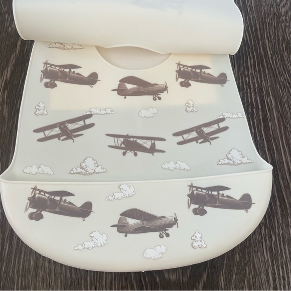 New! Badgley Mischka Vintage "Let the adventures Begin" Silicone Bib Set - Picture 4 of 7